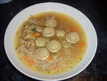 Rindfleischsuppe mit selbstgemachten Markklößchen