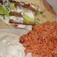Schweinefiletkebap im Fladenbrot mit Cacık und Tomatenreis