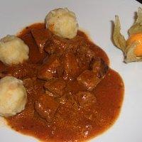 Rehgulasch in Burgunder - Sauce mit Semmelknödel