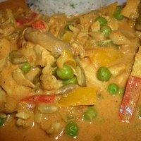 Thai ~ Hühnchencurry mit Erdnuss ~ Sauce und Petersilienreis