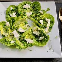 Salat mit Erbsen und Burrata