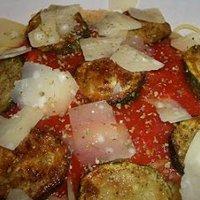 Spaghetti mit Tomatensauce und Zucchinichips