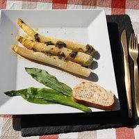 Spargel gegart mit Bärlauch