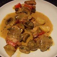 Flambierte Schweinefiletspieße auf Pfefferrahmsauce