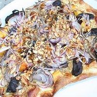Flammkuchen mit Blutwurst und Munster