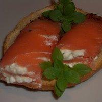 Marinierter Toscana ~ Lachs gefüllt mit Hüttenkäse ~ Meerrettich ~ Sahnecreme
