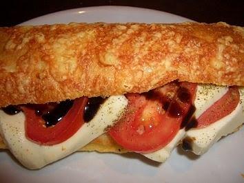 Caprese mit basilikum und knoblauchcreme im käsebaguette
