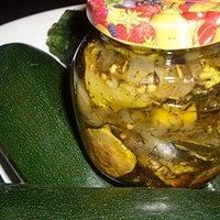 Eingelegte , gegrillte Zucchini