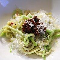 Zucchini - spaghetti mit pesto