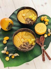 Gelbe smoothie bowl mit joghurt, banane & mango