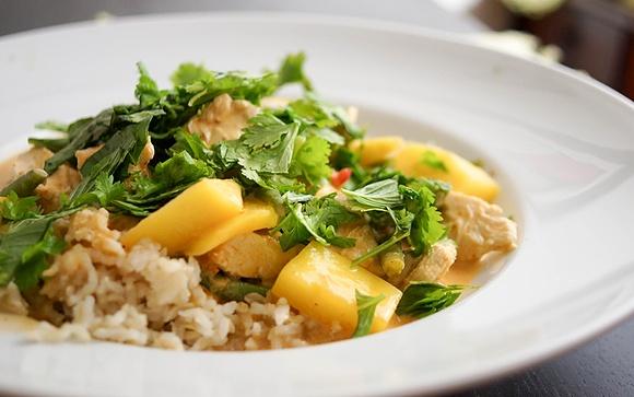 Rotes thai curry mit huhn und mango