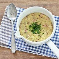 Omas kartoffelgulasch mit speck und kümmel