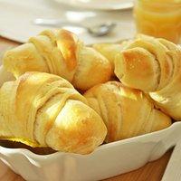 Sonntagsfrühstück mit frischen Joghurthörnchen