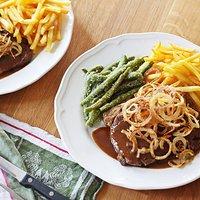 Zwiebelrostbraten mit Pommes und grünen Bohnen