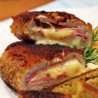 Cordon bleu mit kartoffelspalten und eierstich