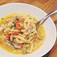 Hühner gemüse nudel suppe