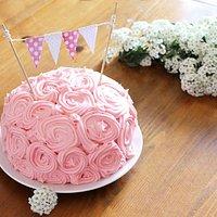 Schoko-Erdbeer-Mini-Torte mit Rosenblüten Frosting
