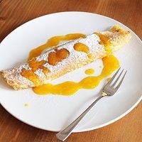 Gefüllte pfannkuchen mit aprikosen-orangen soße