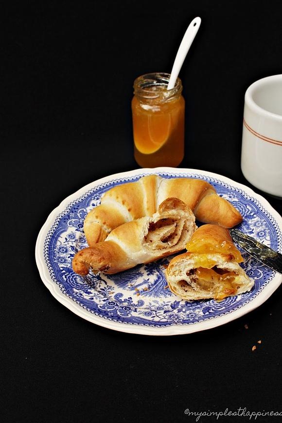 Perfekt für das adventsfrühstück: butterige warme croissants und süße orangenmarmelade mit ingwer