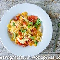 Mittwochspasta – auf die schnelle: farfalle mit bundzwiebeln, speck, mozzarella und basilikum