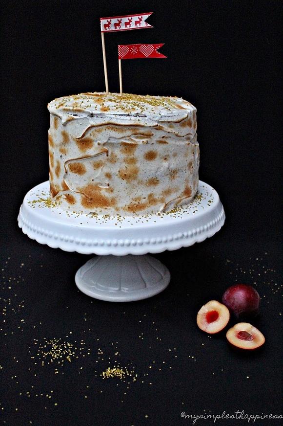 Feines pflaumen-zimt-törtchen mit vanillecreme und marshmallow-frosting