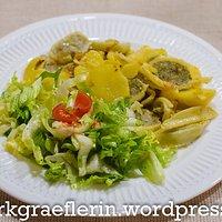 Feierabendküche: gebratene maultaschen und endiviensalat mit knoblauchdressing