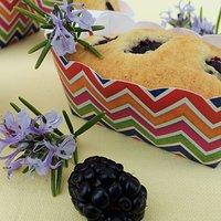Saftige Brombeer-Küchlein und ein unfreiwilliger Frühlingsbote!