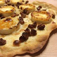 Ziegenkäse-Flammkuchen mit getrockneten Feigen