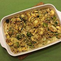 Tortellini-Rosenkohl-Auflauf mit Walnuss-Kruste