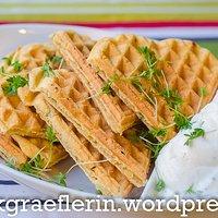 Lust auf frühling: kresse-waffeln mit joghurt-quark dip