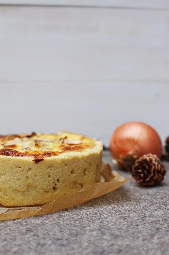 Knusper quiche mit gorgonzola, birnen, röstzwiebeln und bacon