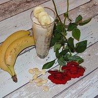 Veganer mandel bananen smoothie, besonders cremig und nahrhaft