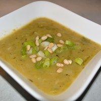 Wärmt, schmeckt und gibt ein zu hause gefühl: kartoffel- lauchsuppe mit pinienkernen ( vegetarisch)