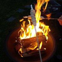 Das schmeckt nach abenteuer, lagerfeuer und pfadfinder! stockbrot