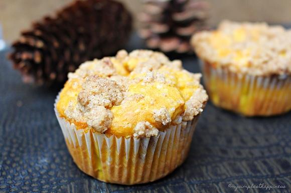Butternut-Muffins mit Frischkäse-Füllung und knusprigen Zimtstreuseln