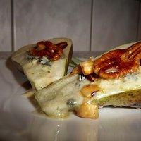 Gratinierte birnen mit blauschimmelkäse und nusskrokant