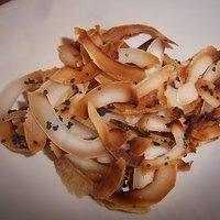 Leckere Chips aus frischer Kokosnuss