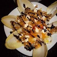 Chicoree orangensalat mit schafskäse und walnusskrokant. eine fruchtig süße salatvariation im winter.