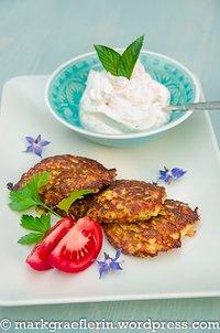 Türkische zucchini-möhren-puffer mit koriander, kurkuma und minze-dip