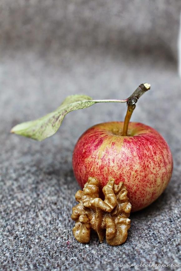 Kleine blätterteigtartes mit apfel, karamell und walnuss