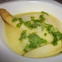 Exotische spargel kokos suppe mit koriander