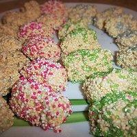 Bunte ostereier (pralinen aus weißer schokolade und amaranth-pops)