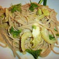 Japanische soba nudeln in fenchel- schafskäse- sauce