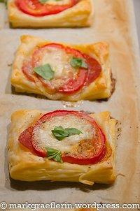 Schnelle bätterteigteilchen caprese (mit tomate, mozzarella, basilikum und provence-kräutern)
