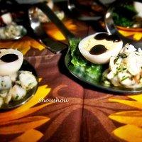 Fingerfood garnelentatar mit wachtelei und spinatschaum