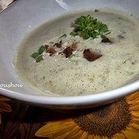Mandelschaumsuppe mit bratwürstchen ( auch für vegetarier)