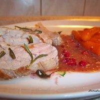 Schweinelende mit fingermöhrchen an orangen- senf.- sauce.