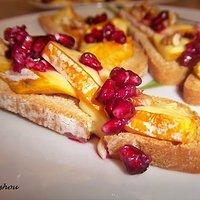 Crostini mit Camembert und Granatapfel