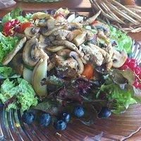 Bunter salat mit champignons und senf- honig- dressing