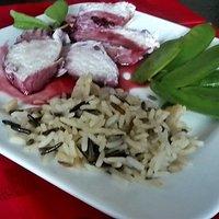 Hähnchenbrust auf wildreisbouquet an himbeergranatapfelsauce und zuckerschoten